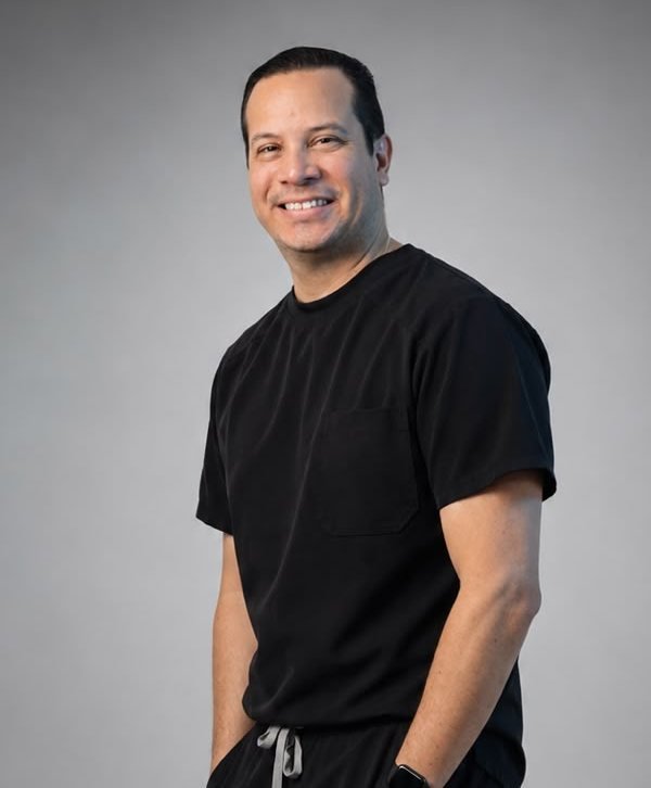 Ricardo Barrios con ropa de consulta